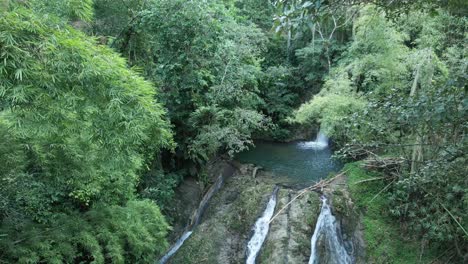 Antena-Descendente-De-Una-Cascada-En-La-Selva-De-La-Isla-Caribeña-De-Tobago