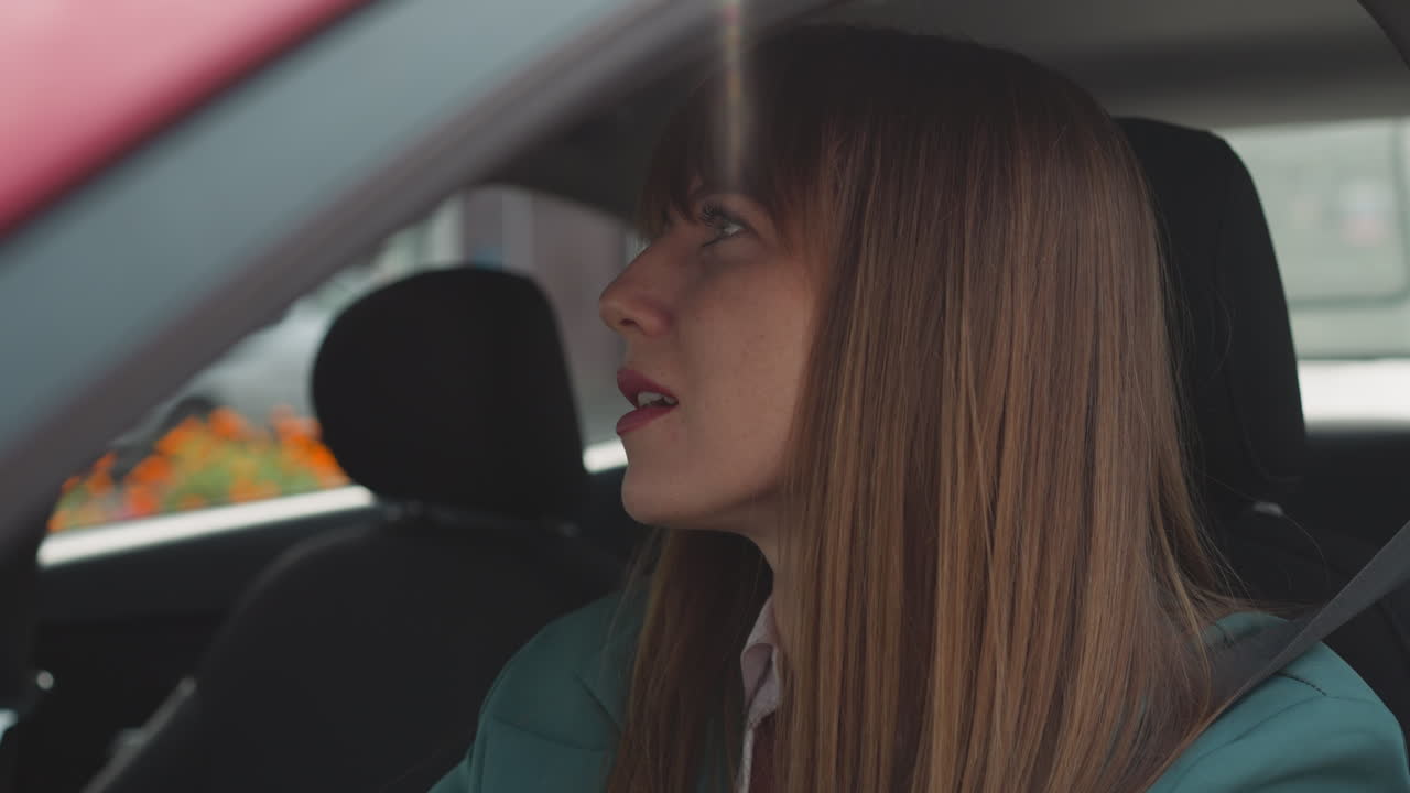 걱정 된 여자 는 도로 상태 를 조사 하는 데 머리 를  돌린다