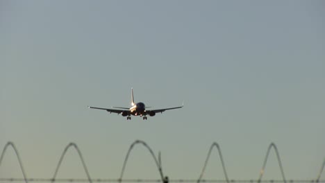avión aterrizando en el aeropuerto de burbank, por la noche en los ángeles, ee.uu. - vista de mano