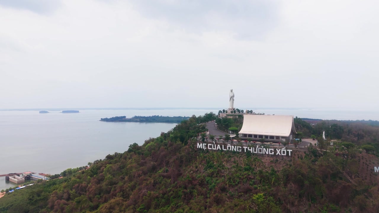 Vedute del lago Tri An a Dong Nai mostrano il paesaggio e il sito collinare nelle vicinanze. Il video riprende l'area e l'ambiente del lago in una giornata nuvolosa.