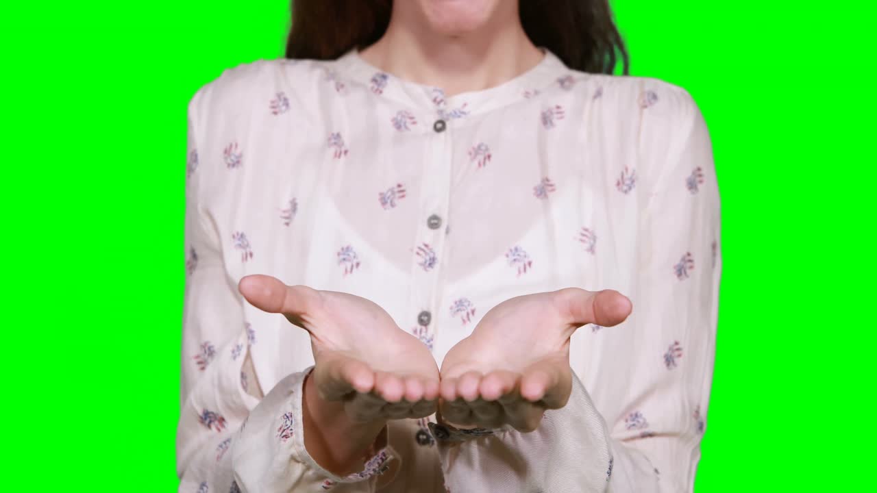 보이지 않는 물체를 만지는 척 하는 여자