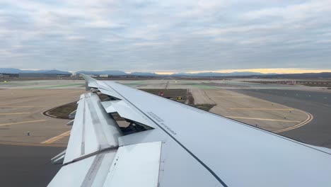 imágenes de vuelos internacionales desde la ventana del avión volando sobre las nubes hasta la del avión rodando por la pista