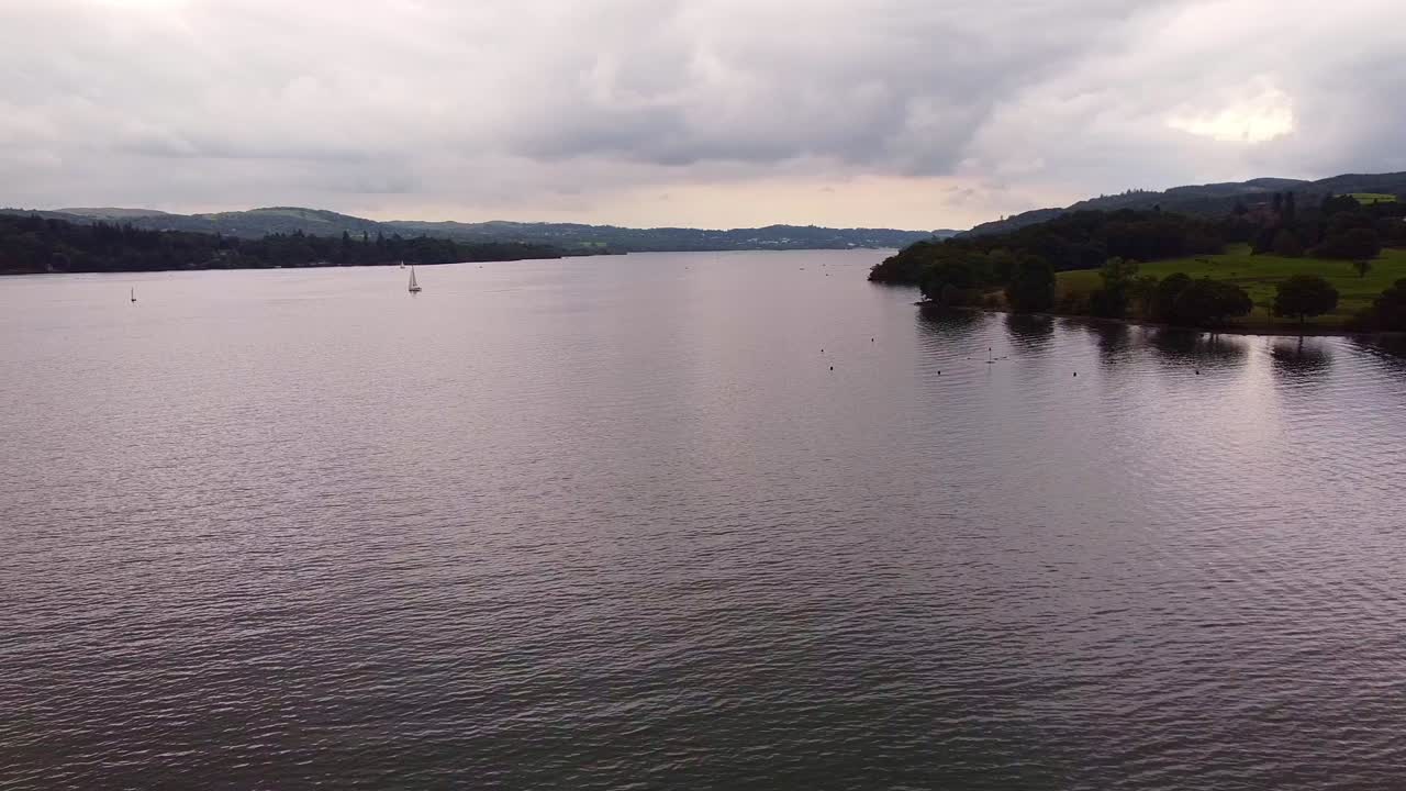 toma aérea lago windermere temprano en la mañana