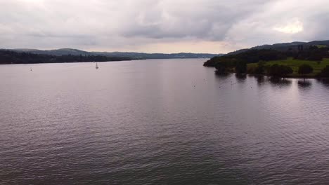 Luftaufnahme-Des-Lake-Windermere-Am-Frühen-Morgen