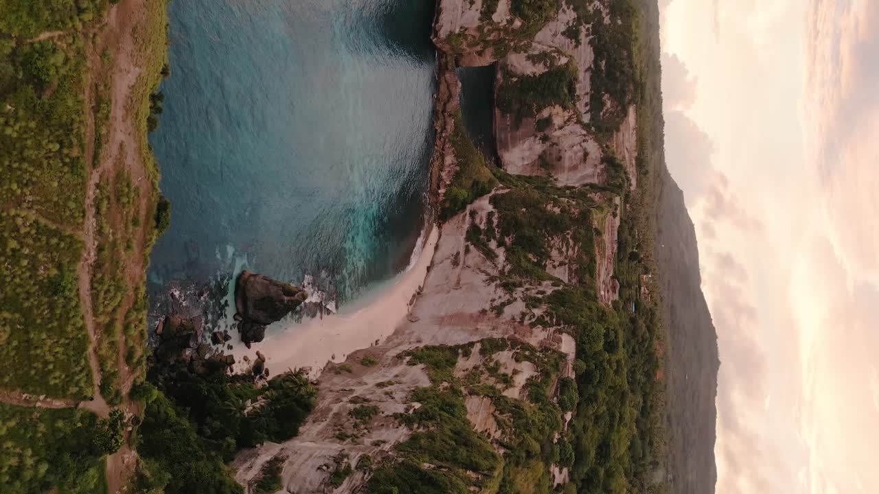 Splendido tramonto a Diamond Beach, Bali, Indonesia, ripresa verticale con drone