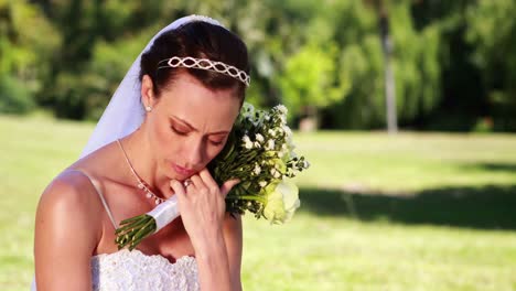 sposa sconvolta seduta sull'erba