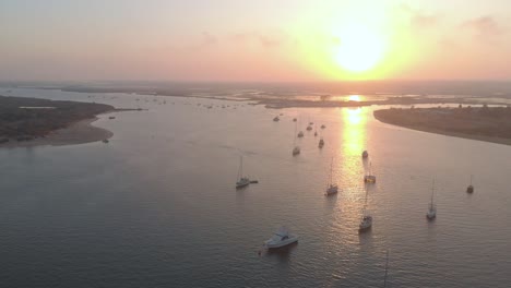 Vista-Aérea-De-La-Hermosa-Bahía-Con-Barcos