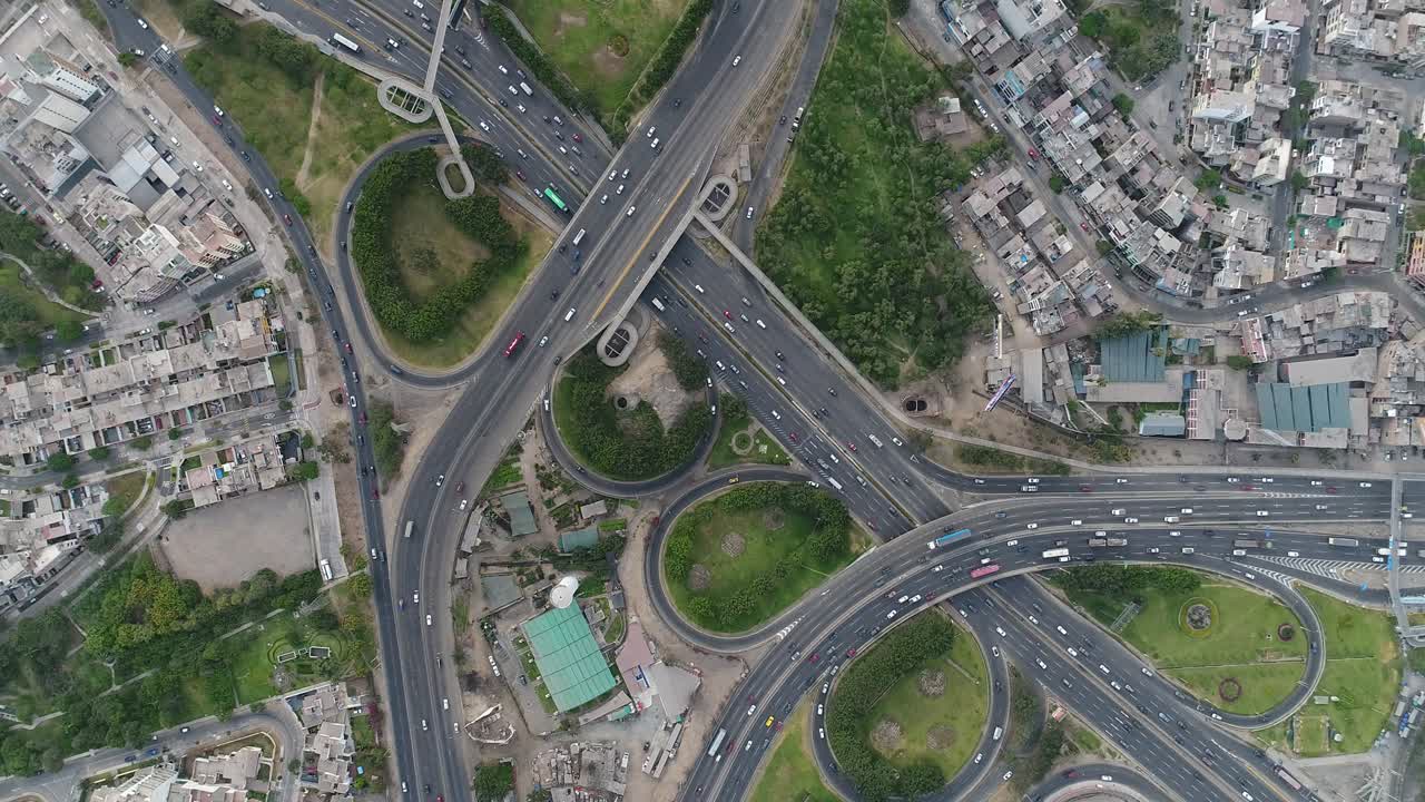 페루 리마의 팬아메리칸 고속도로의 항공 영상. 교통 교차로와 도시의 이미지.