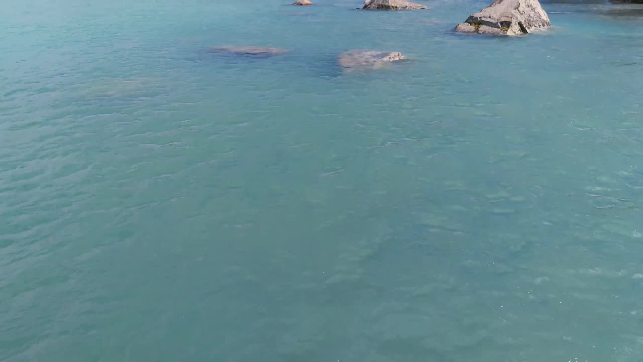 노르웨이 의 야생 풍경 을 가로질러 흐르는 푸른색 강 의 공중 풍경 과 배경 에 있는 산 들