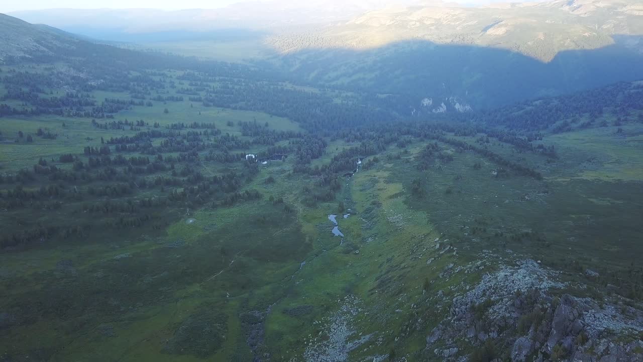 산 계곡 의 공중 사진