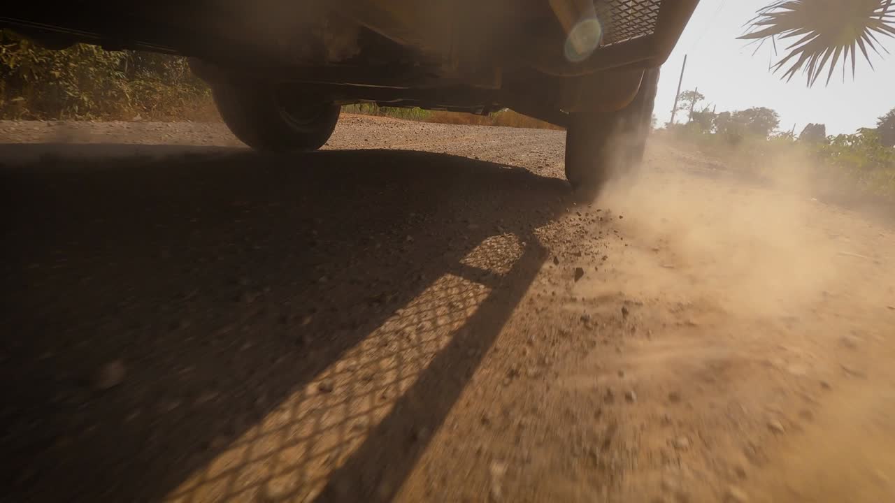 앞 바의 파워 트레인 시스템 4 바 오프 로드 드라이브 가운 트럭 과 먼지 지상에서 운전