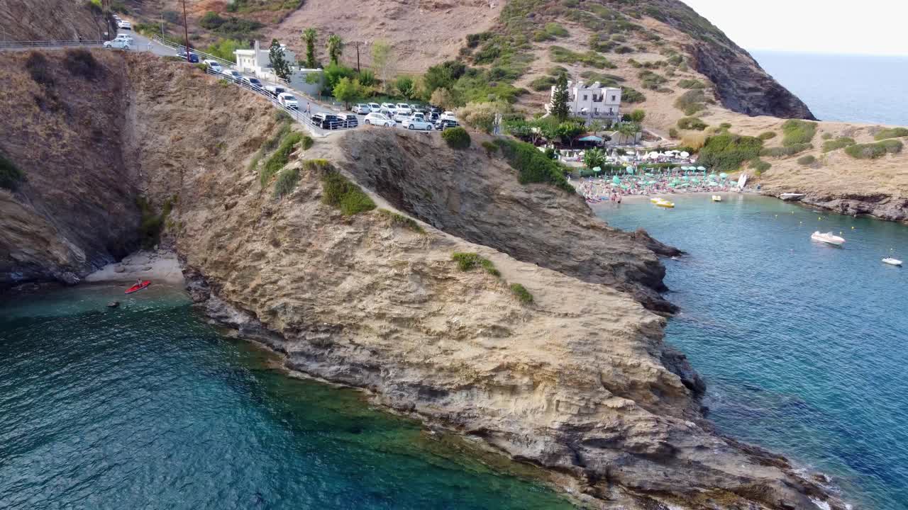 drones vuelan cerca de la playa en la bahía de evita bali en creta en grecia el mar es azul y claro una hermosa bahía con playa