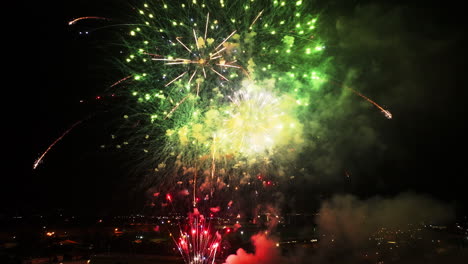 Deslumbrantes-Vistas-Aéreas-De-Fuegos-Artificiales-Capturadas-Con-Precisión-Y-Arte