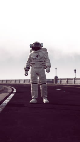 astronauta en una carretera de la ciudad