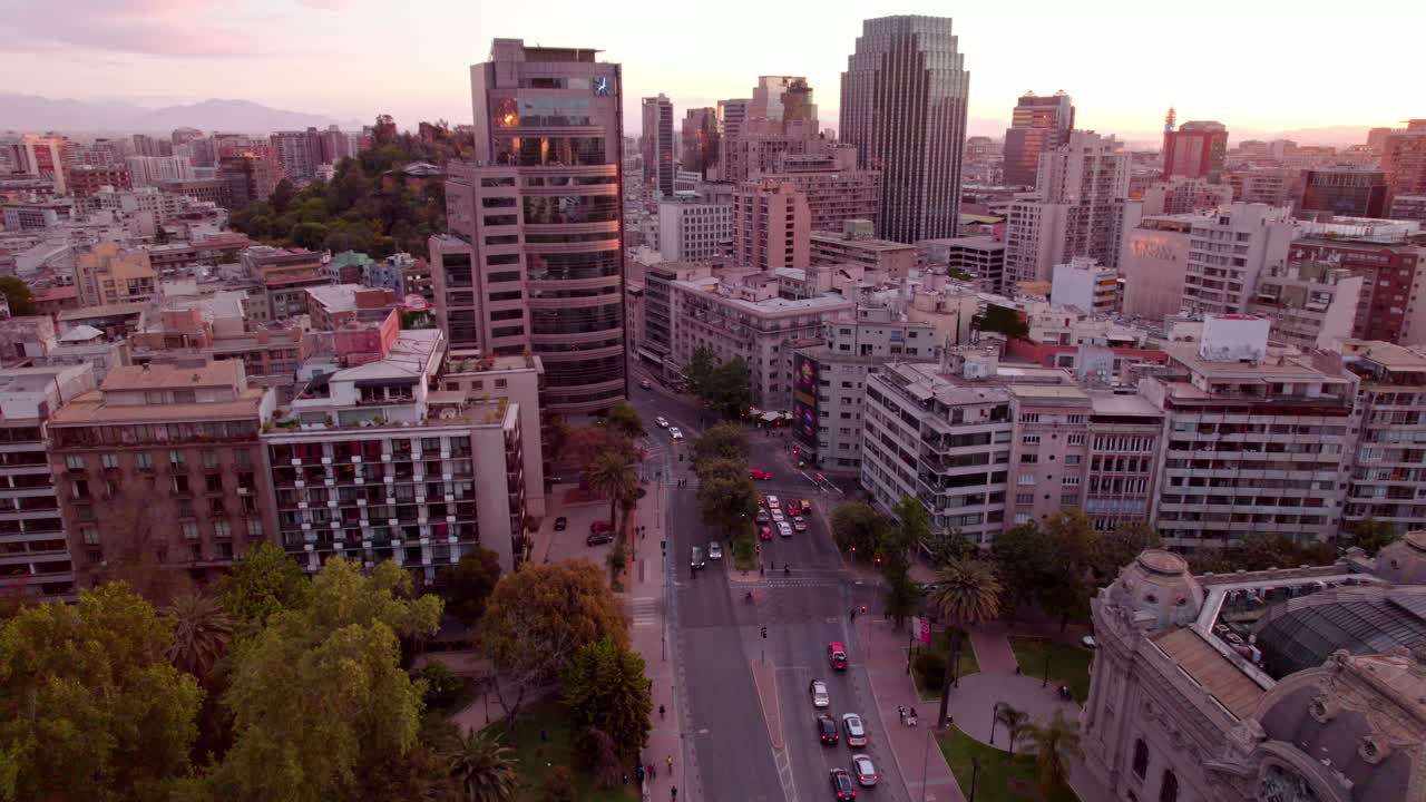 vista aérea de drones del barrio de bellas artes en santiago al atardecer
