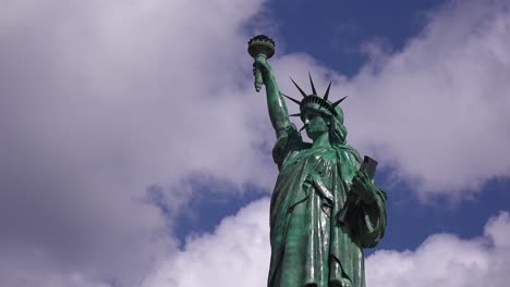 una foto patriótica de la estatua de la libertad contra un cielo nublado 2