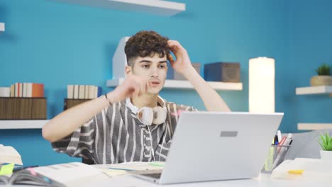 el estudiante pensante está molesto y estresado por lo que recuerda. expresión negativa.