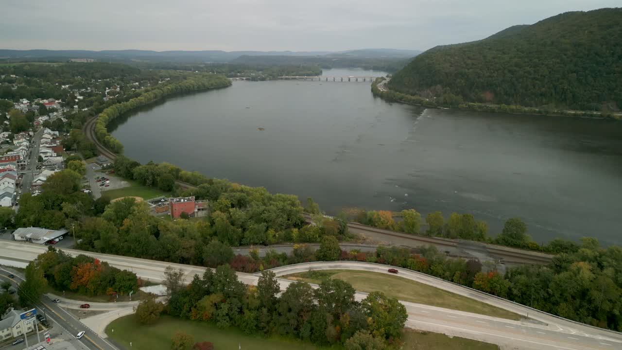 vista aérea de drones de las montañas apalaches y el río susquehanna