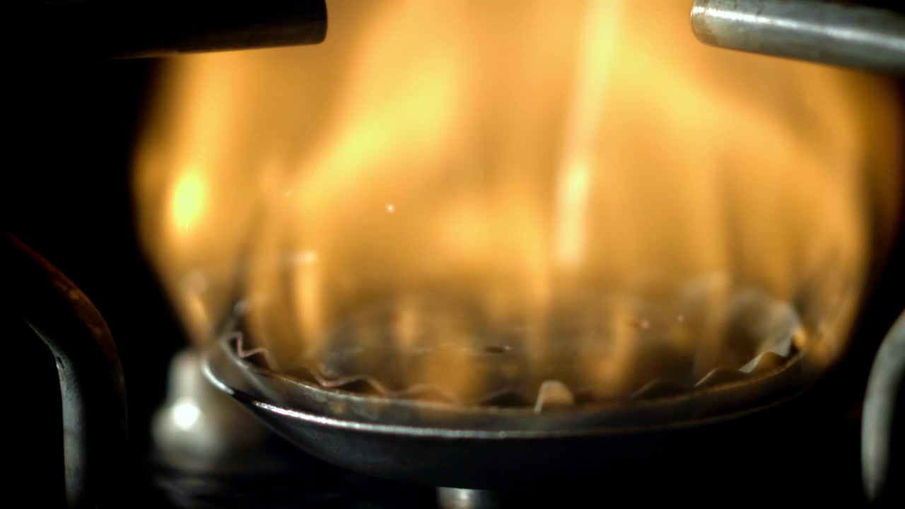Nærbillede af en gasbrænderflamme i slowmotion