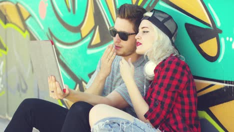 una pareja de jóvenes hipsters teniendo un chat de video