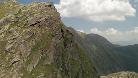 volando cerca de la pared de la montaña rocosa que revela el valle en stoandlaberg jochbichl cerca de gitschberg