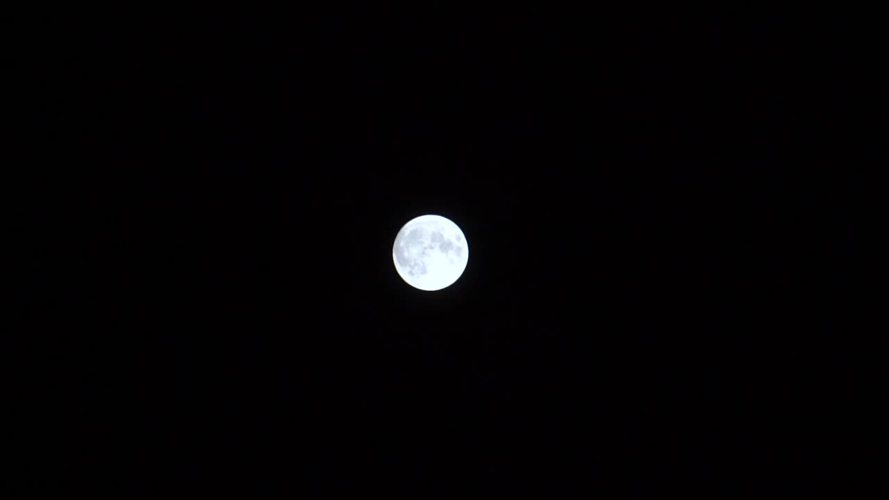luna llena en un cielo despejado