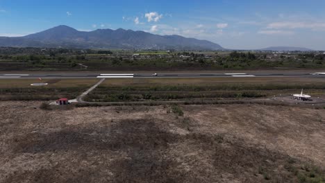 pequeño avión en el camino a despegar, disparo de avión no tripulado, montaña de fondo