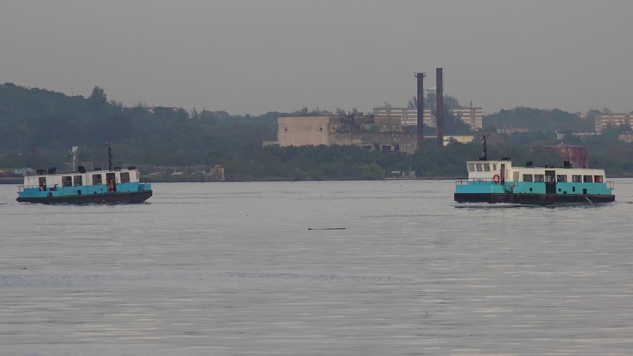 페리 보트는 쿠바 하바나의 항구를 통과합니다.