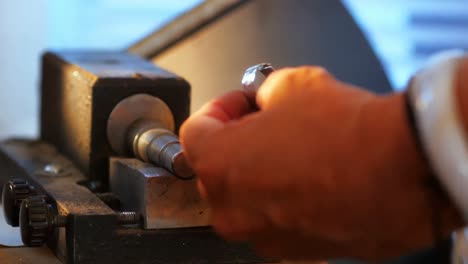 artesana que trabaja en un taller