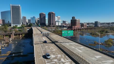 Skyline-Von-Richmond-Von-Der-Autobahnbrücke-Aus-Gesehen,-Die-In-Die-Stadt-Führt