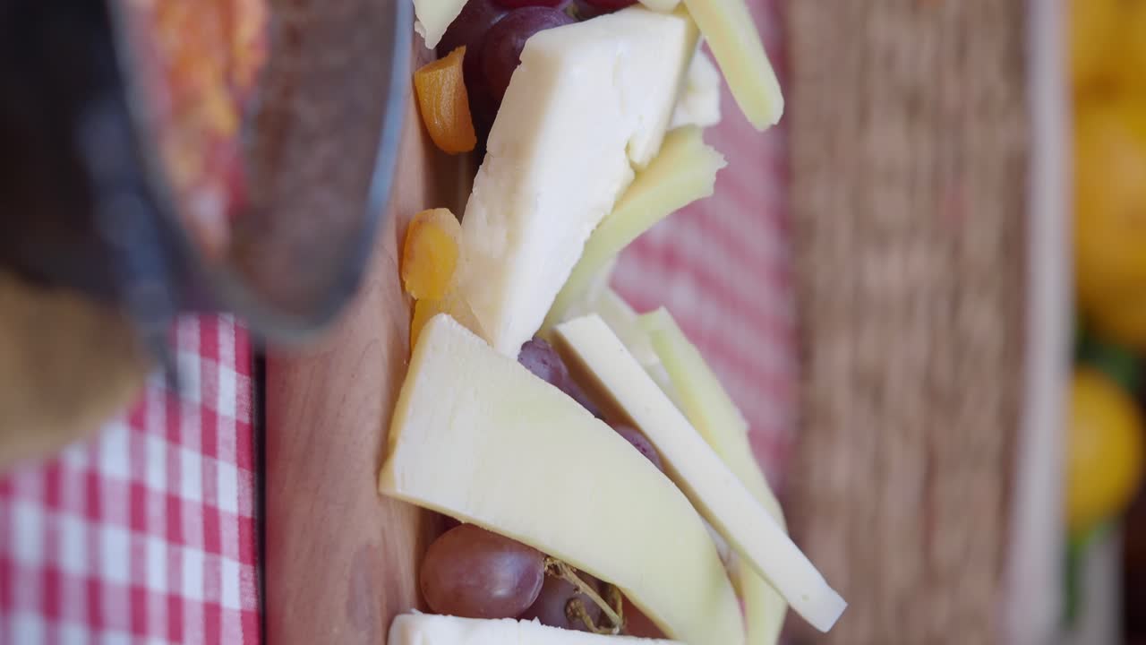 plato de queso y frutas