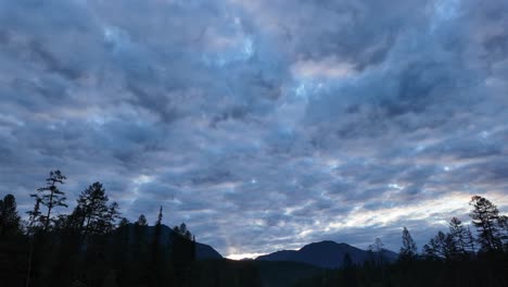 Witness-the-serene-transformation-of-twilight-as-the-sun-descends-behind-the-majestic-mountains,-enveloping-Yakutia-in-a-captivating-array-of-colors