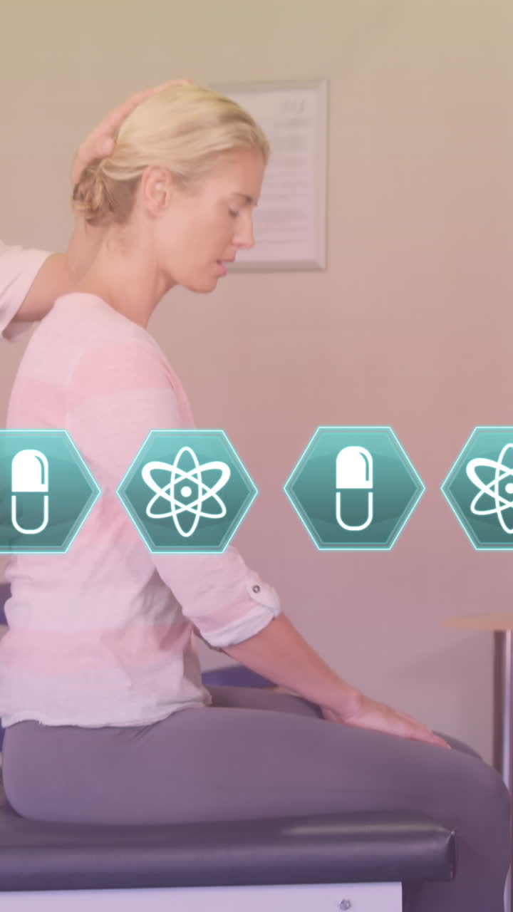 animación de iconos médicos sobre un masajista caucásico con una paciente