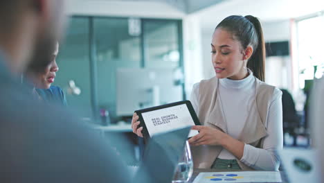 Präsentation,-Besprechung-Oder-Geschäftsleute-Auf-Dem-Tablet