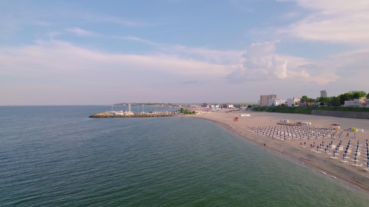 olas junto al mar rodando en la playa de arena