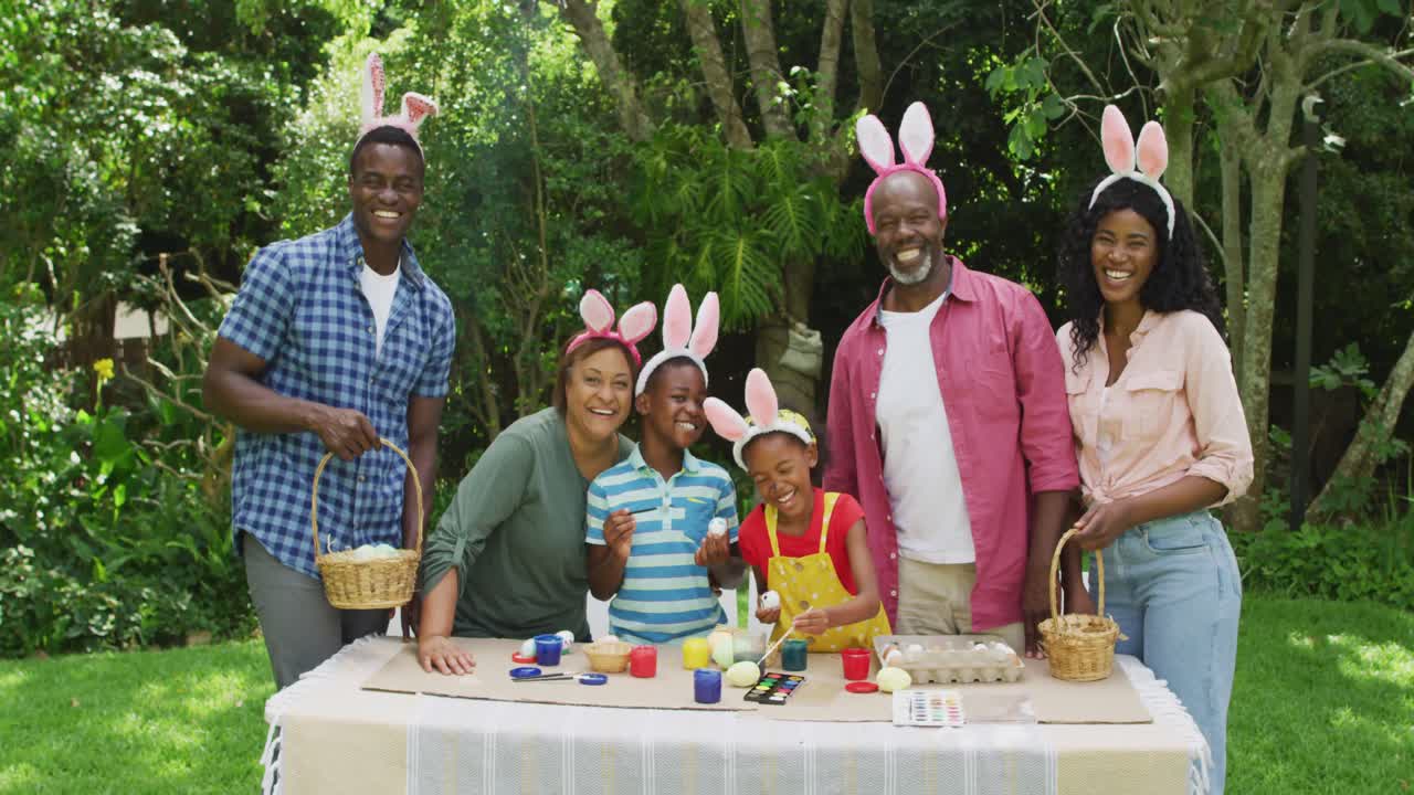 animação de uma família feliz afro-americana usando orelhas de coelho e posando para uma foto no jardim