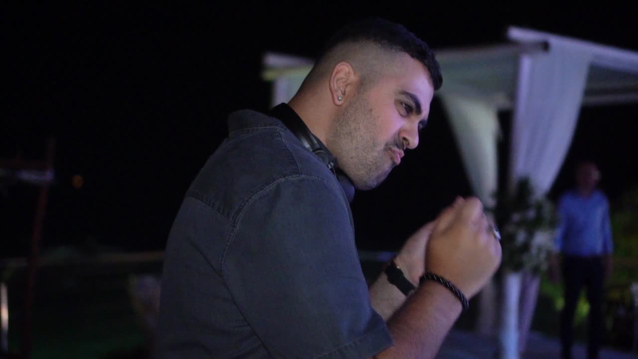 결혼식에서 dj가 연주하다