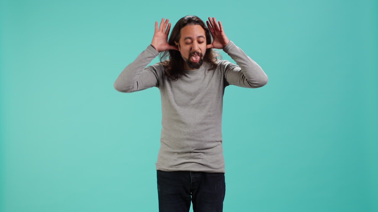 과장된 어리석은 얼굴을 하고, 누군가를 모방하는 악의적인 남자의 초상화