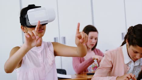 escolar que usa auriculares de realidad virtual en el aula