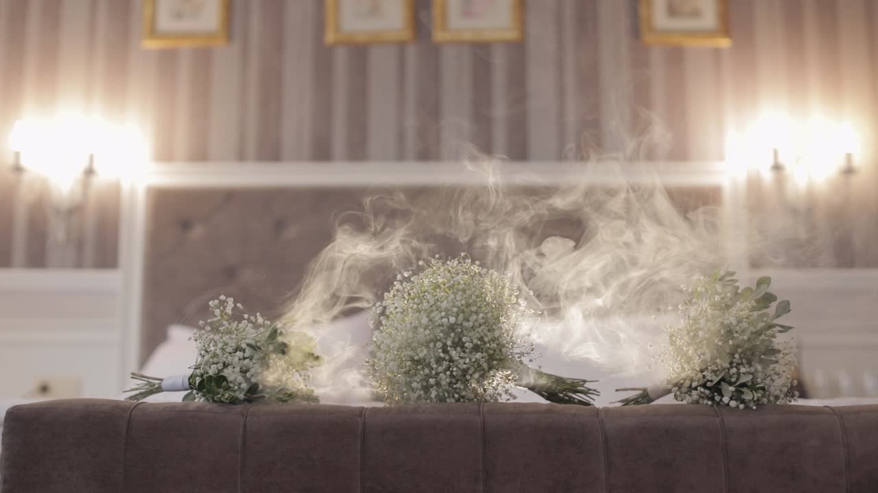 연기가 있는 색 웨딩 부켓