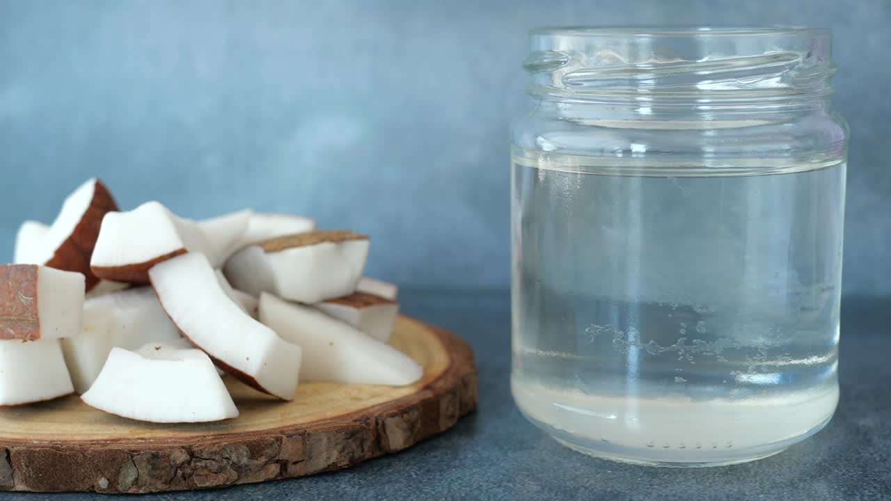 aceite de coco y escamas de coco frescas