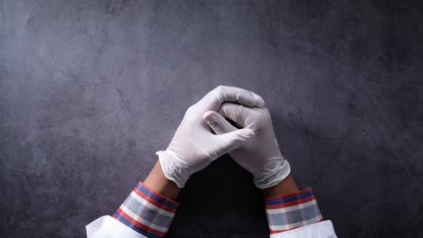 en las manos guantes médicos blancos
