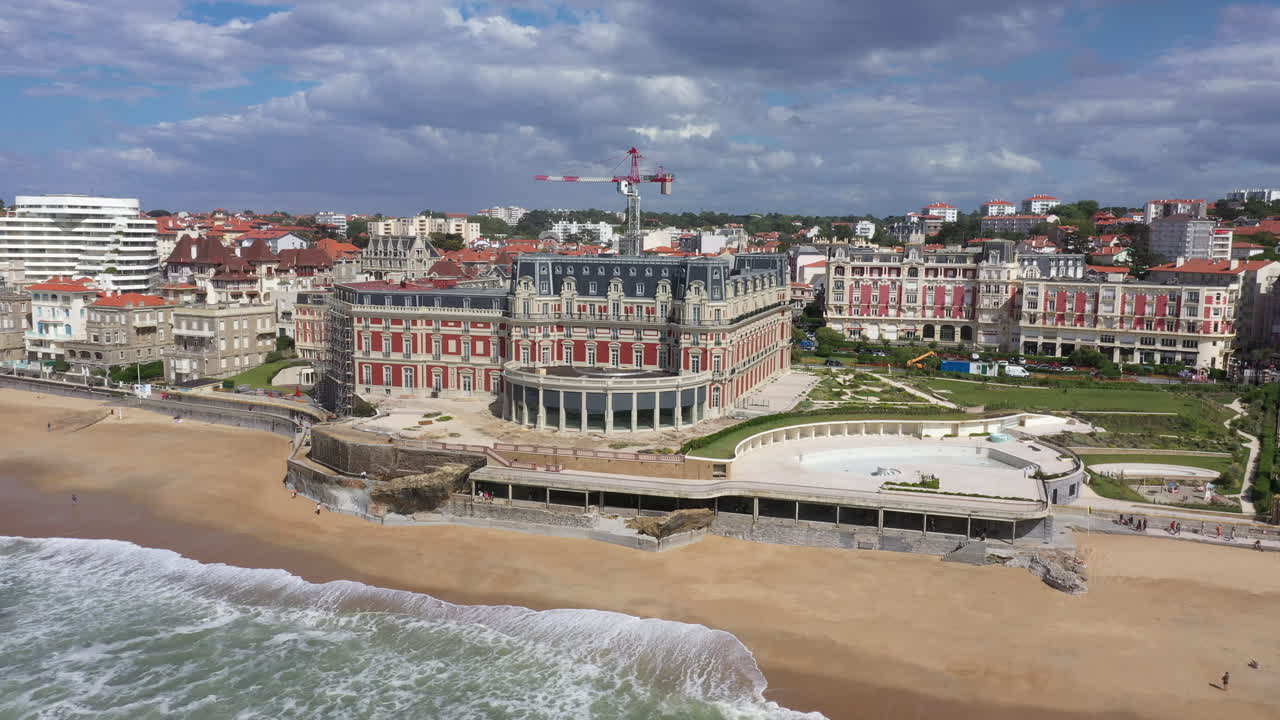 대서양 해변 에 있는 호텔 듀 팔라이 (hotel du palais) 는 비아리츠 (biarritz) 의 휴양지입니다.