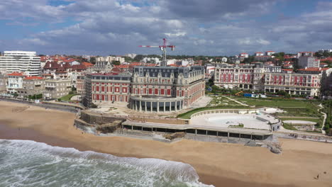 hotel du palais junto a la playa atlántica en la ciudad turística de biarritz aerial