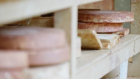 enfoque de estantería para anillos de cerámica almacenados en estantes de madera