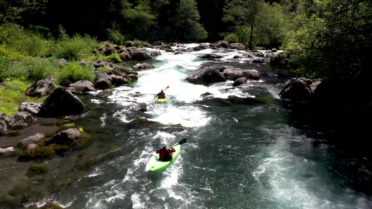vista aérea de kayakista de aguas bravas corriendo rápidos de clase iv en la sección mill creek del río rogue en el sur de oregon