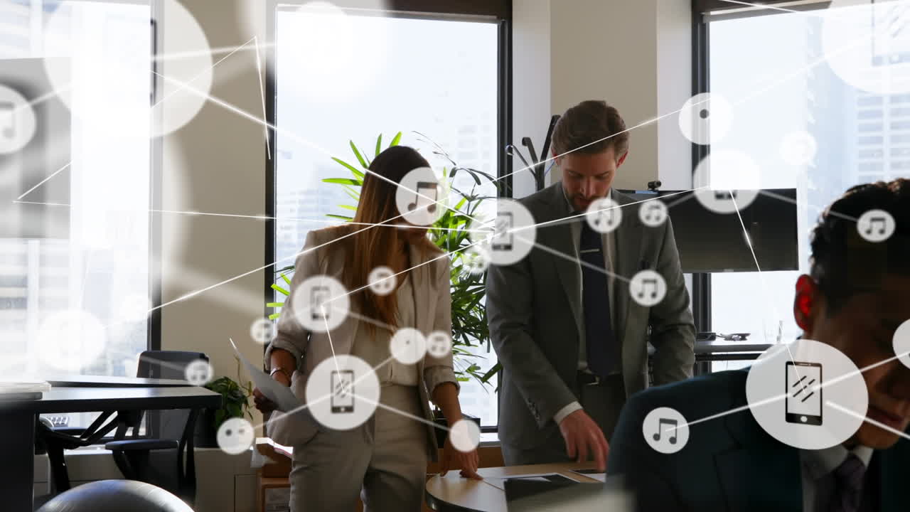 iconos de aplicaciones informáticas que se conectan con líneas sobre colegas caucásicos que discuten informes