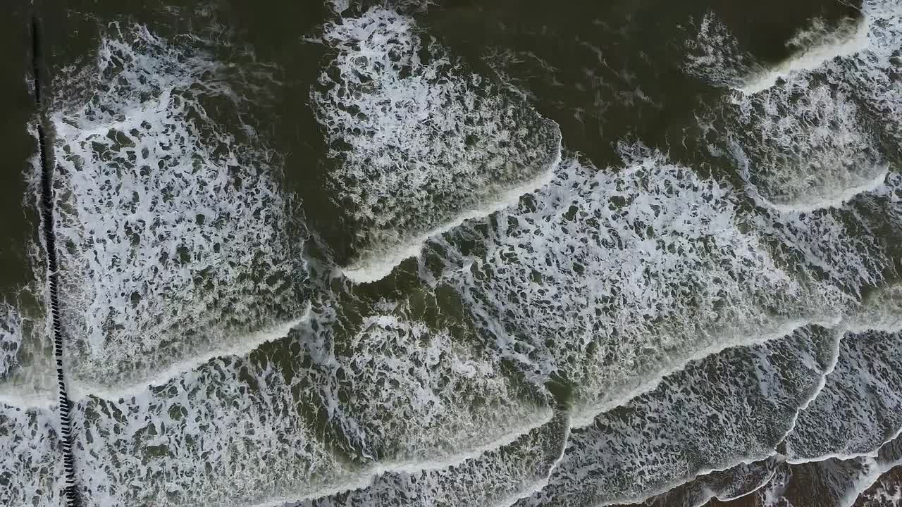 el mar visto desde arriba cuando la cámara se inclina, se ven chubascos en el mar