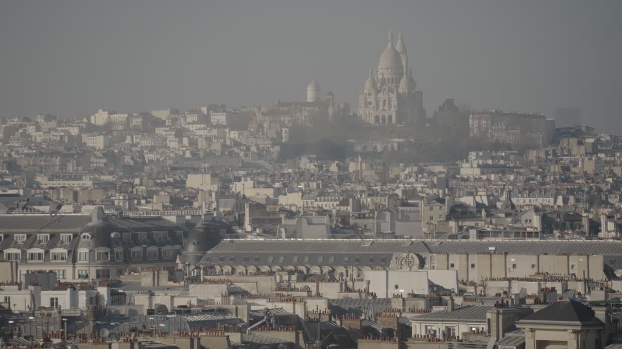 Paesaggio urbano di Parigi con la Basilica del Sacro Cuore