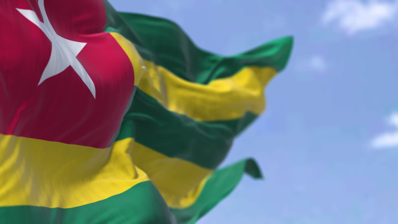 은 날 에 바람 에 흔들리는 토고 의 국기 의 상세 한 모습